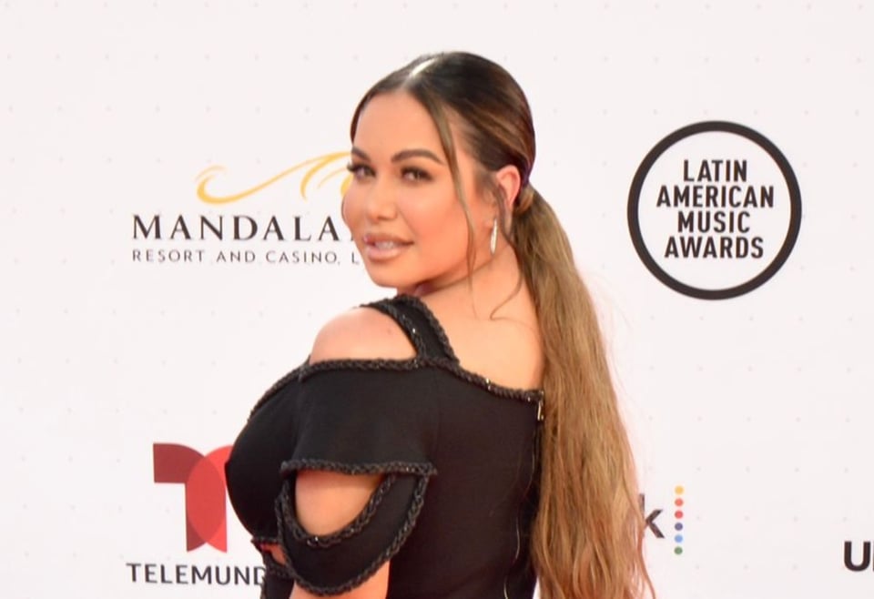 Chiquis se abre la blusa y enseña lo que hay debajo (FOTOS)