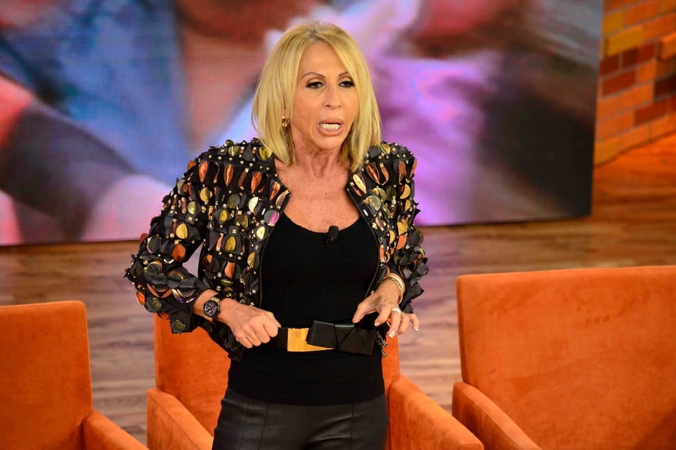 ¿Muy huesuda? Laura Bozzo se deja ver en traje de baño y se burlan de ella por ‘usar’ a Dios (FOTO)