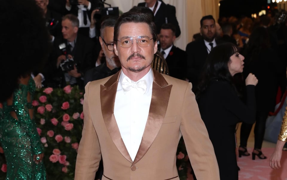 papeles de pedro pascal, actor, traje, lentes, evento