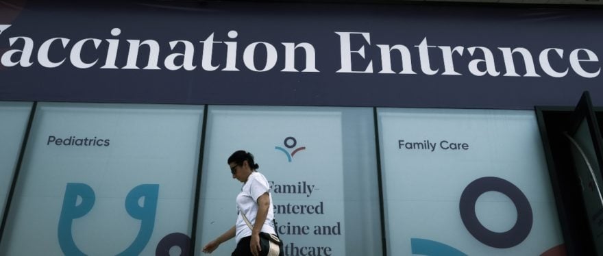 Nueva York pagará $100 dólares a quien se vacune contra el coronavirus