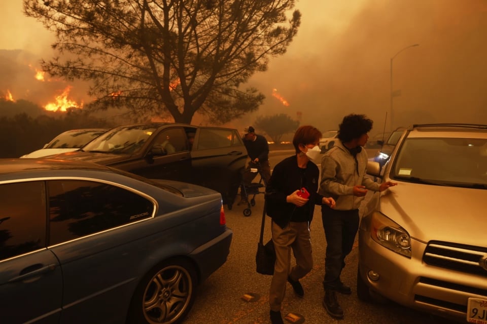 Evacuación Pacific Palisade, Los Ángeles, incendios, vientos, MundoNOW, Incendios dejan 2 muertos