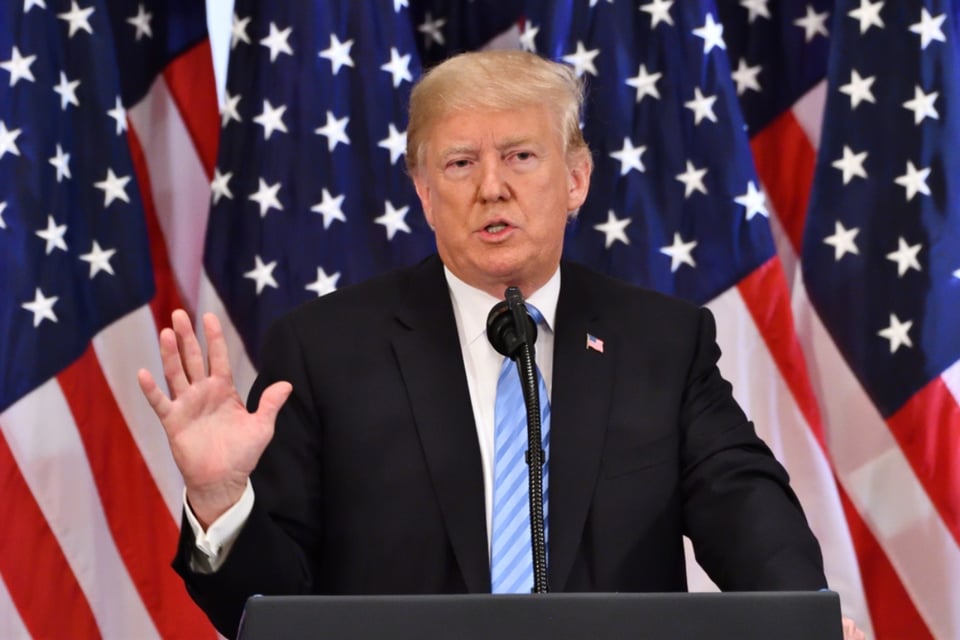 español, trump, prohibe, redes, falso 