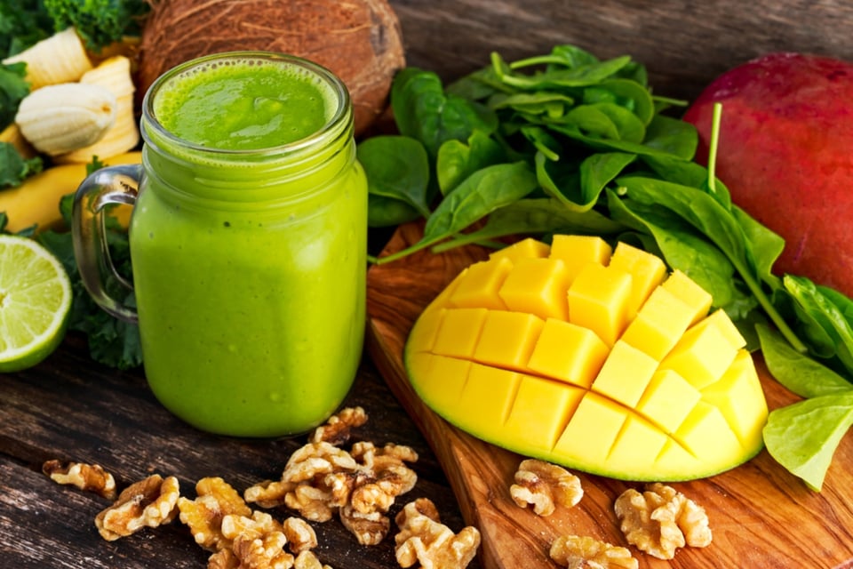 Jugo de mango con espinaca, ideal para este verano
