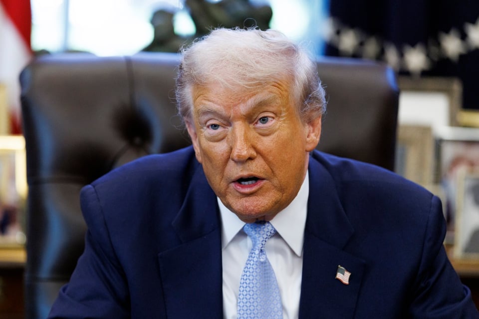 Trump le dice a una periodista “cállate, piggy” cuando le preguntan sobre los archivos de Epstein