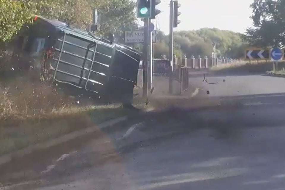 Conductor evade la corte y provoca choque en persecución