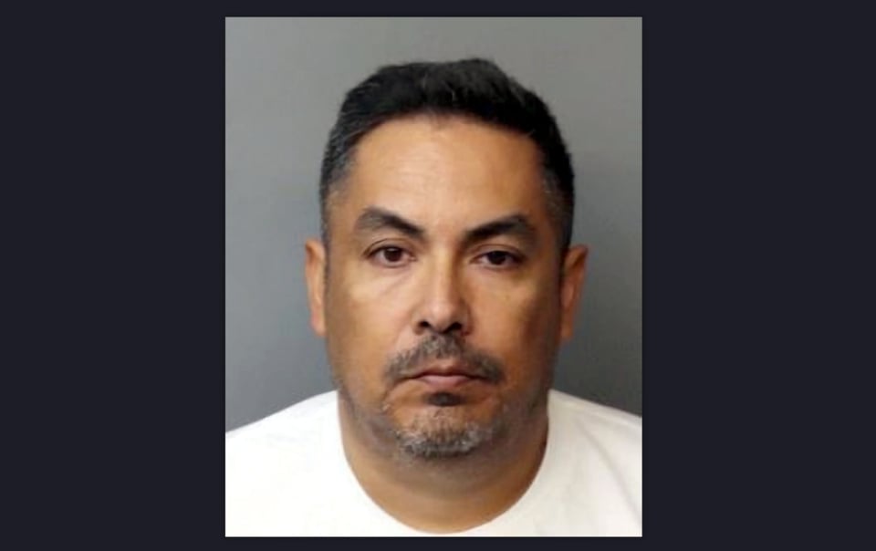 Agente migratorio fue arrestado tras apuntar con un arma a un menor hispano