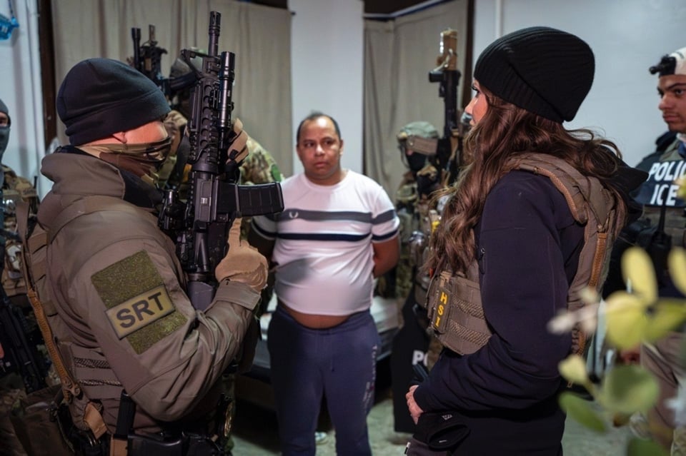 Kristi Noem sale a las calles y encabeza operativo de ICE que arresta a fugitivo por asesinato