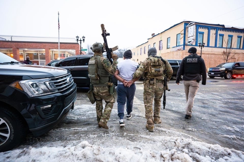 Noem encabeza operativo de ICE en Minneapolis contra fugitivos criminales