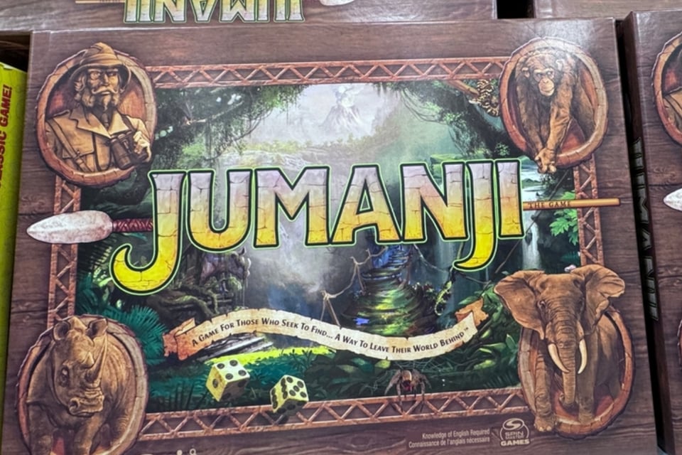 Tragedia en Los Ángeles: actor de “Jumanji” muere apuñalado y detienen al hijo de su pareja featured image