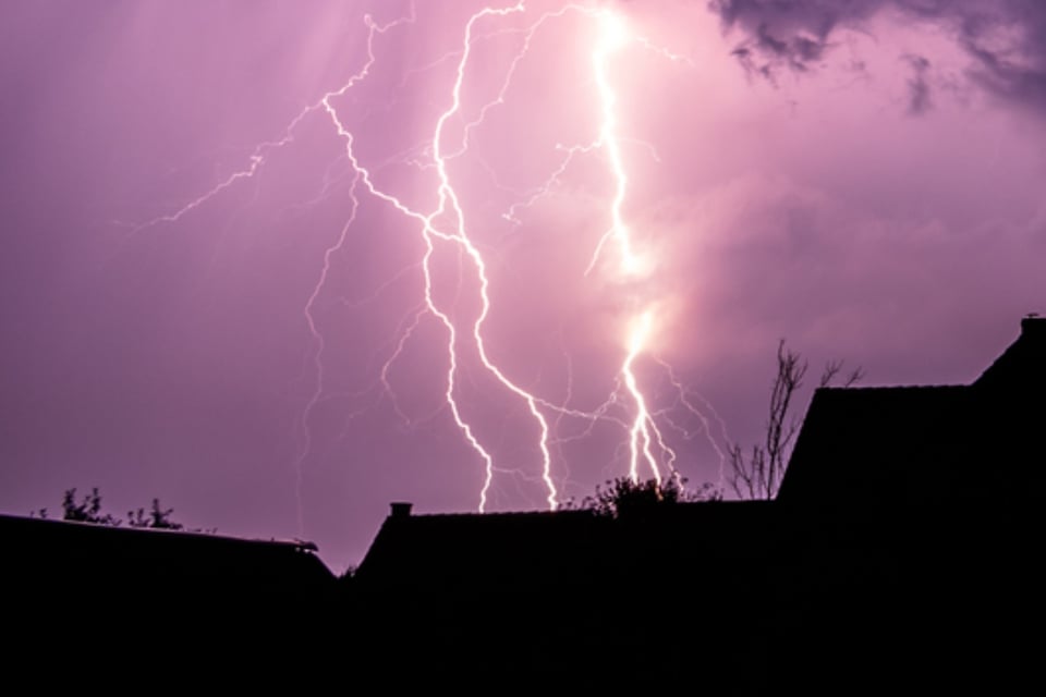 Rayo desata infierno en Texas: vivienda queda destruida tras tormenta eléctrica