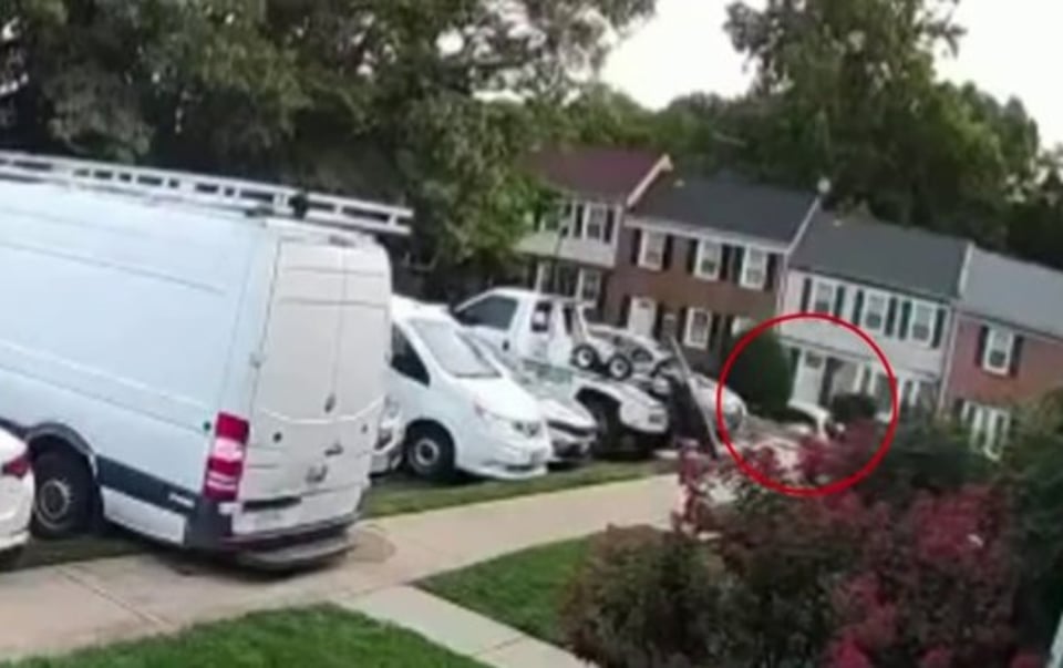 ICE persigue a migrantes y camioneta choca contra una casa en Virginia