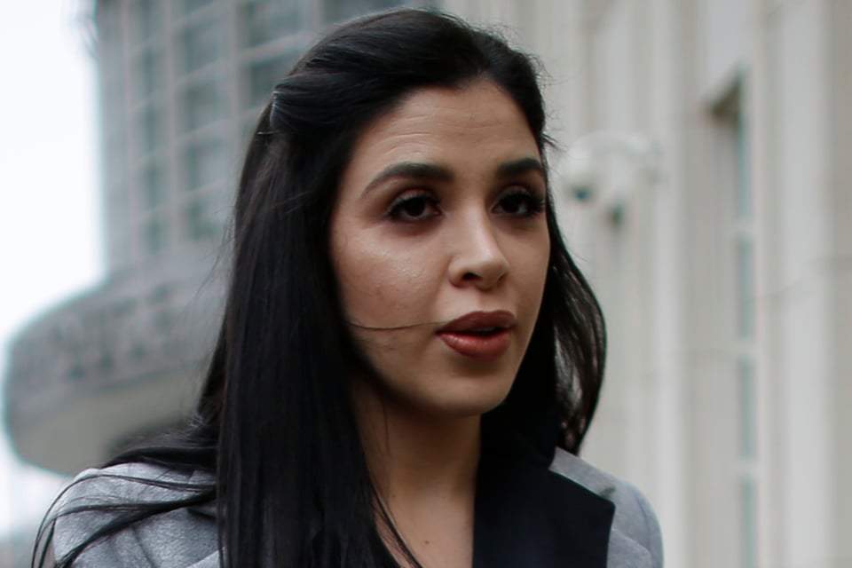 Emma Coronel entra al debate viral y se burla de la “hamburguesa triple” con un mensaje en redes