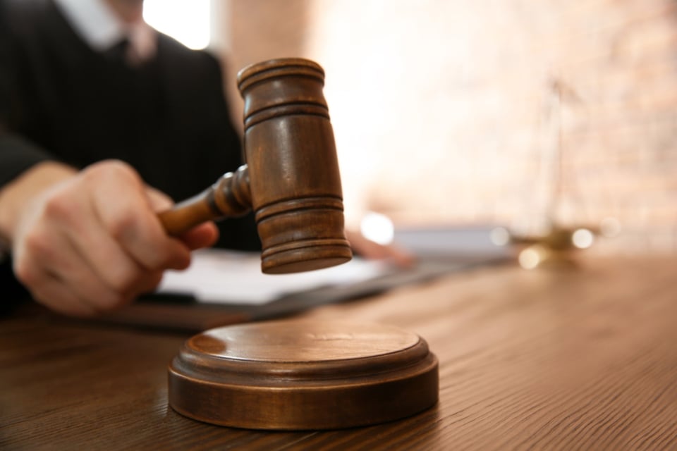 Juez cierra definitivamente caso contra líderes de Proud Boys tras petición del Departamento de Justicia