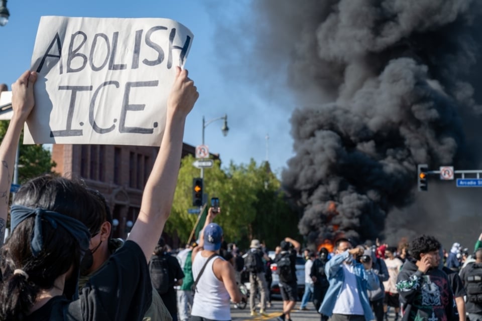 Activistas llaman a organizarse en Los Ángeles tras muertes durante operativos de ICE