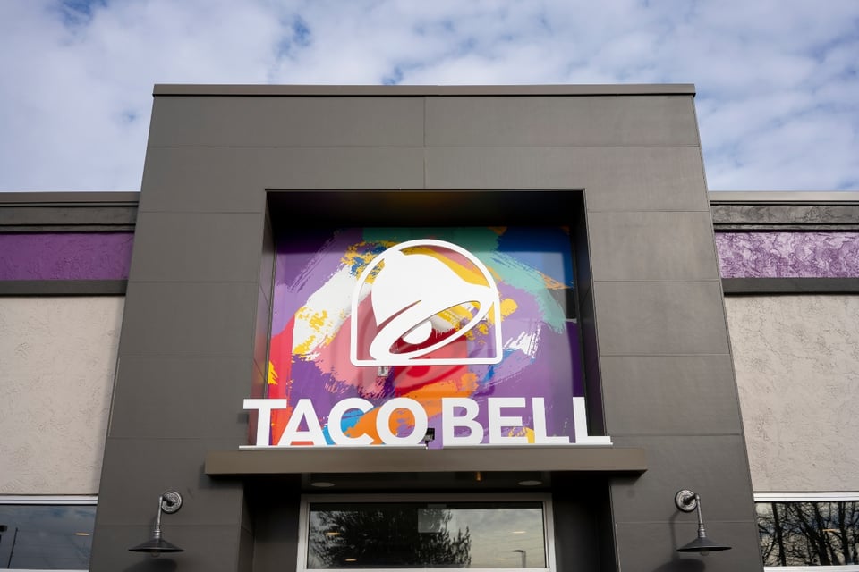 Taco Bell retira lechuga de sus restaurantes tras brote que ya suma más de 1,600 enfermos