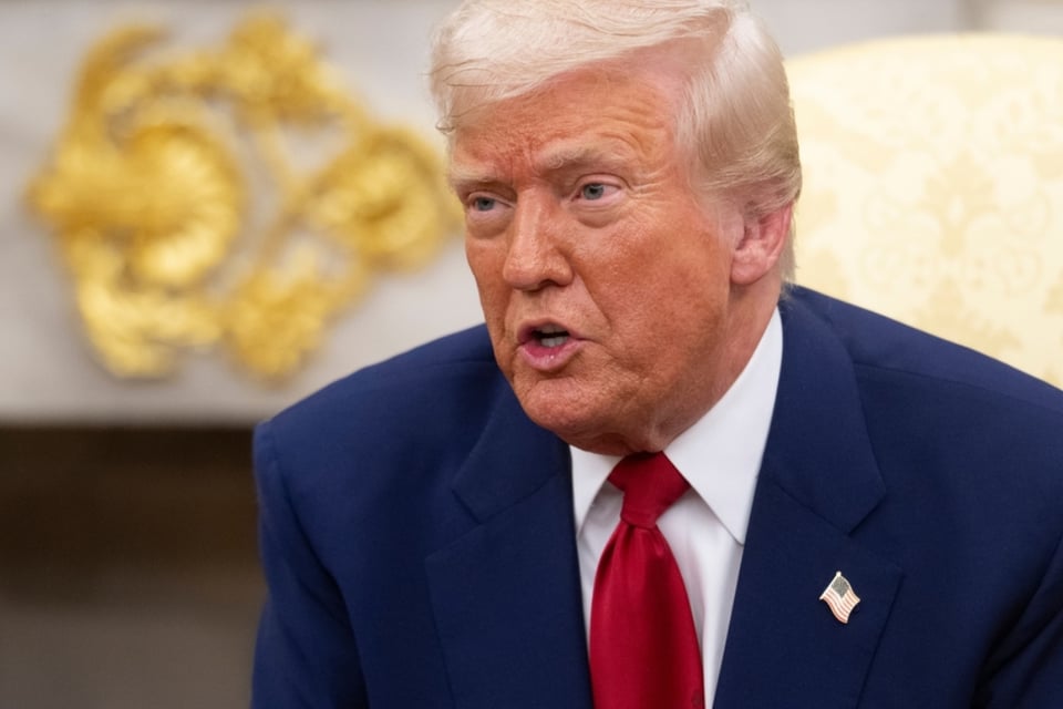 Trump lanza advertencia extrema a Irán: promete una respuesta militar devastadora si intentan asesinarlo