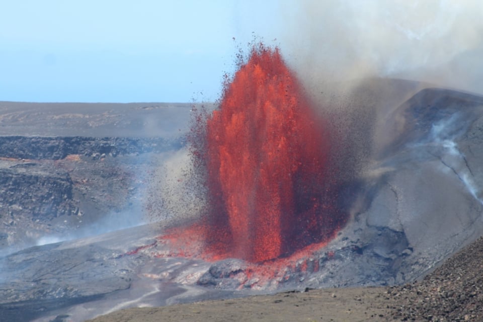 Kilauea sorprende otra vez: el volcán lanza lava a más de 150 metros en Hawái