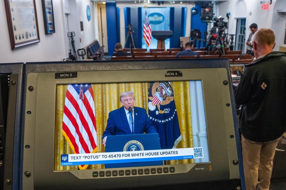 Trump amenaza con aumentar aranceles contra Canadá por humo tóxico