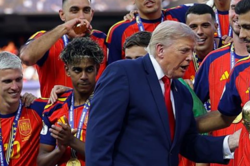 España elimina a Donald Trump de su foto como campeón