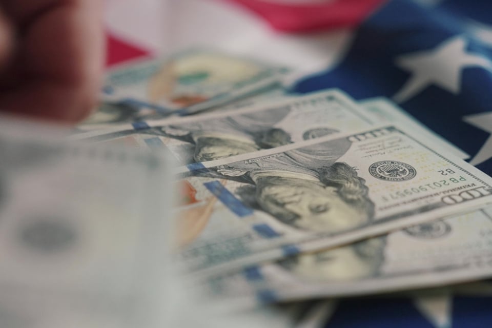 Dólar hoy: cae en Colombia y se mantiene debajo de los 17 pesos en México