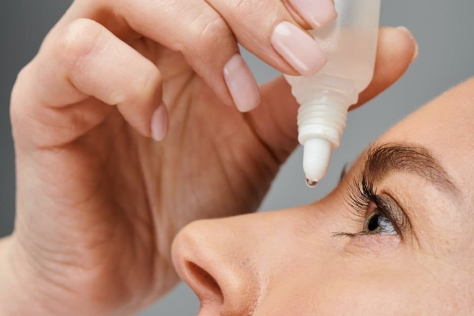FDA retira miles de gotas para los ojos por posible contaminación: revisa si tienes este lote