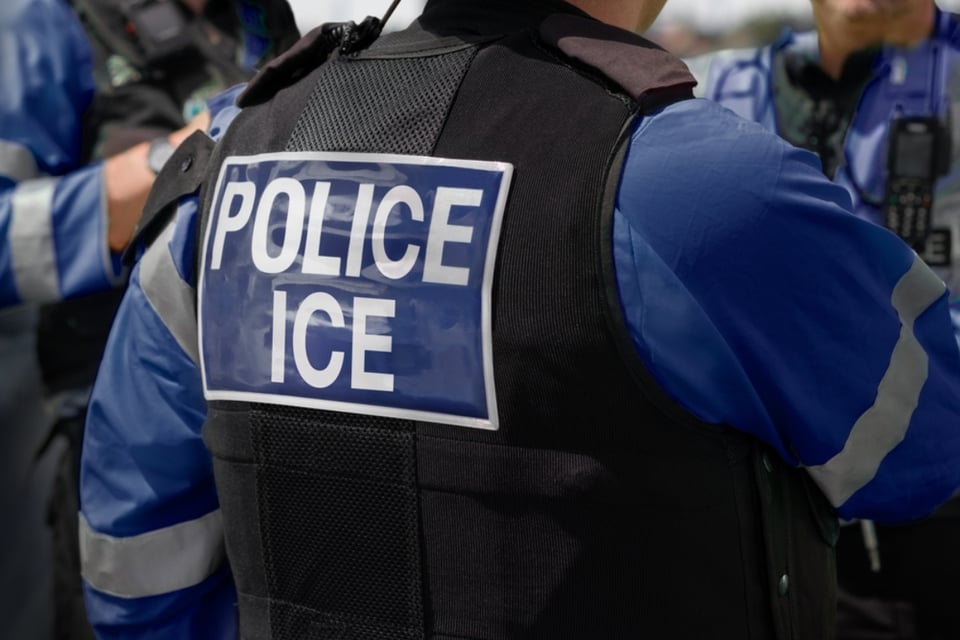 ICE la subió a un vuelo de deportación a Brasil: una llamada cambió el destino de la esposa de un soldado