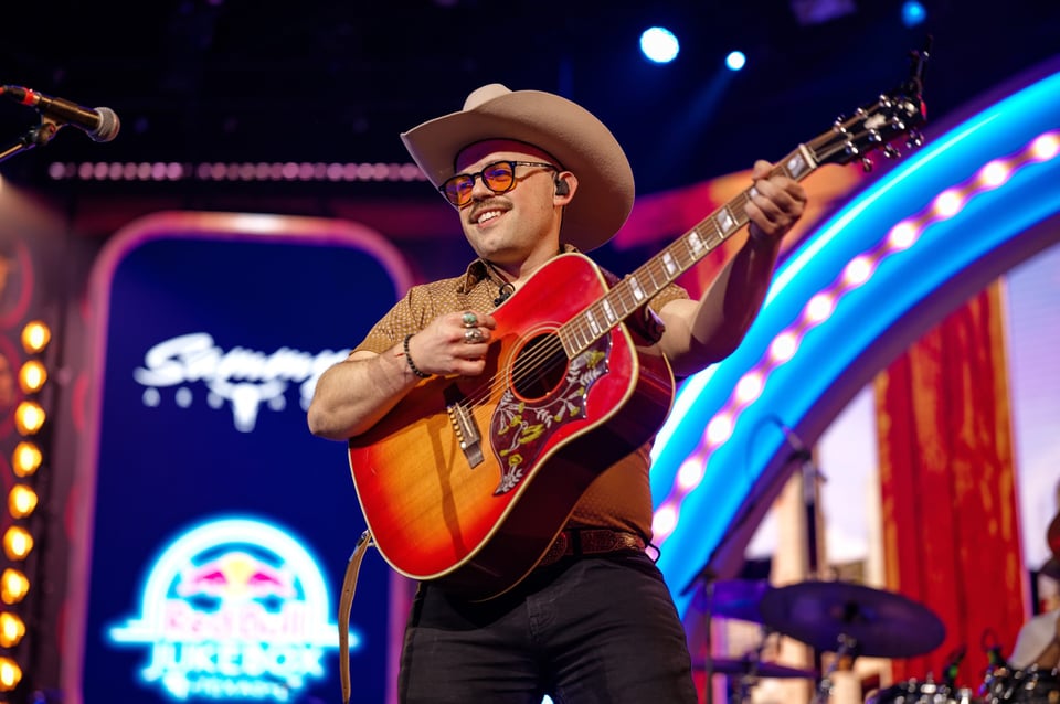 Sammy Arriaga abre camino al country latino en el Red Bull Juke Box y lleva sus raíces al escenario con Jordan Davis