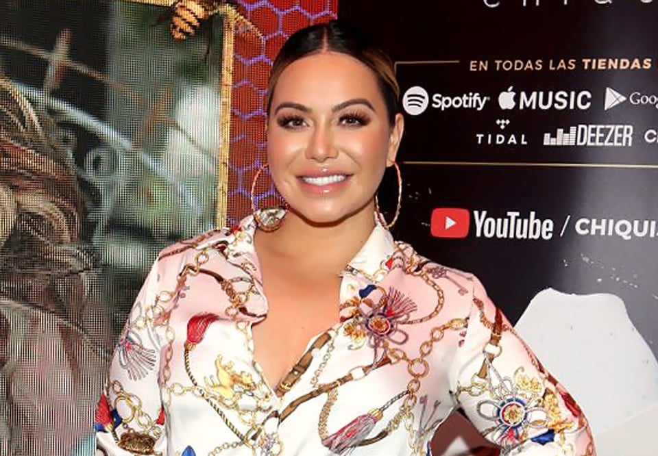 Chiquis Rivera hace un baile extremo usando un enterizo azul súper transparente