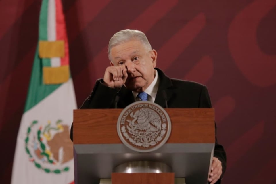 El presidente López Obrador se viste de luto por la muerte del actor Ignacio López Tarso