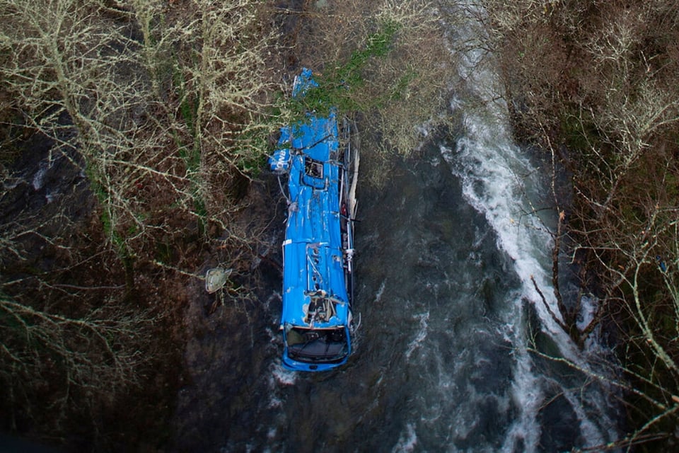 Caída de autobús desde un puente a un río en España deja al menos 7 muertos