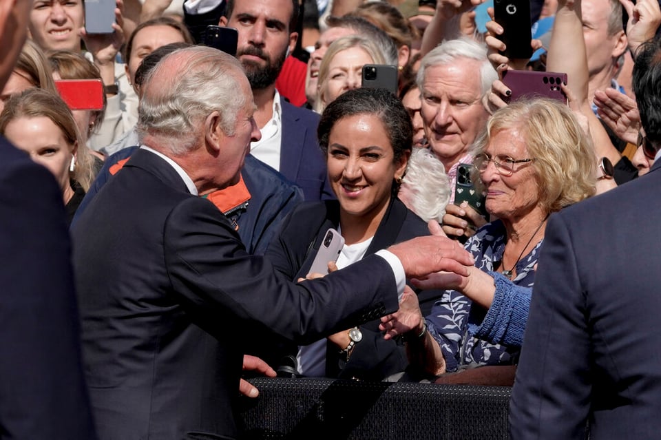 Una mujer besa al rey Carlos III en su llegada al Palacio de Buckingham (VIDEO)