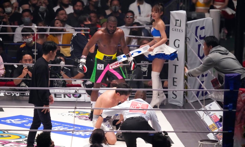 Floyd Mayweather vuelve al cuadrilátero y noquea a Mikuru Asakura