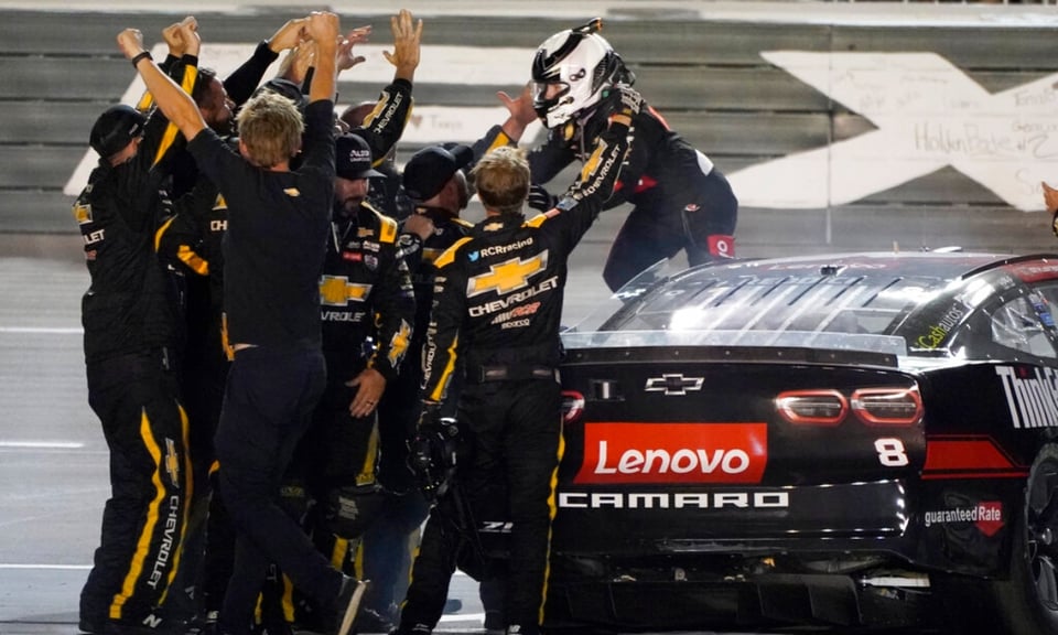 Piloto de Nascar agarró a golpes a otro corredor en plena competencia