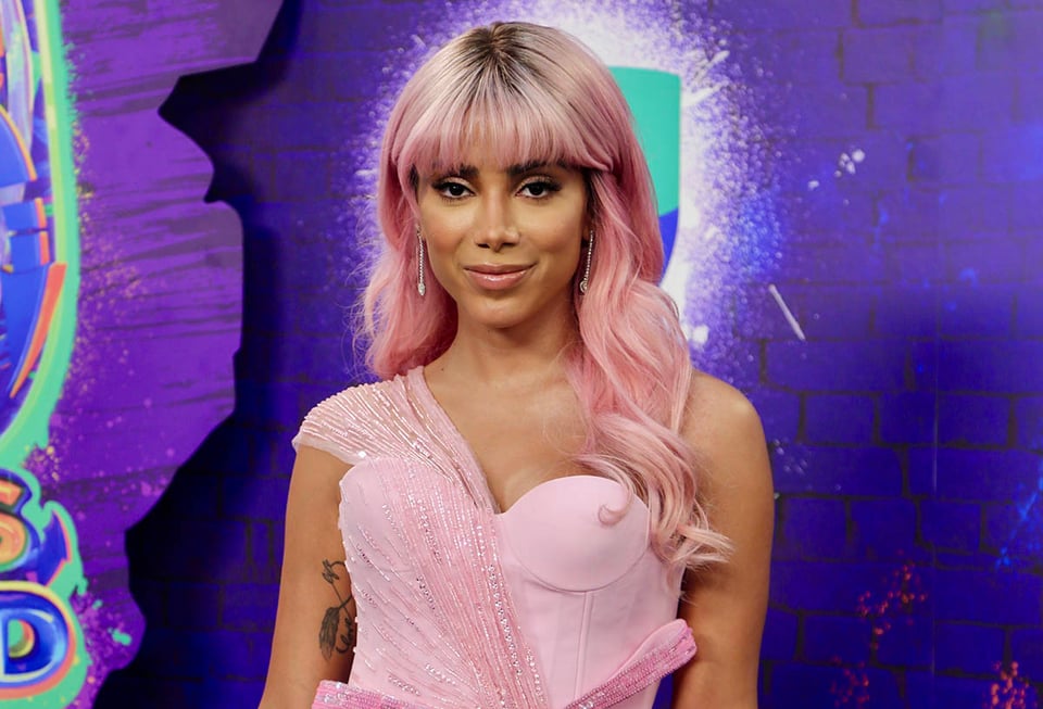 dinero, cantante, vestido rosa, cabello rosa, artista