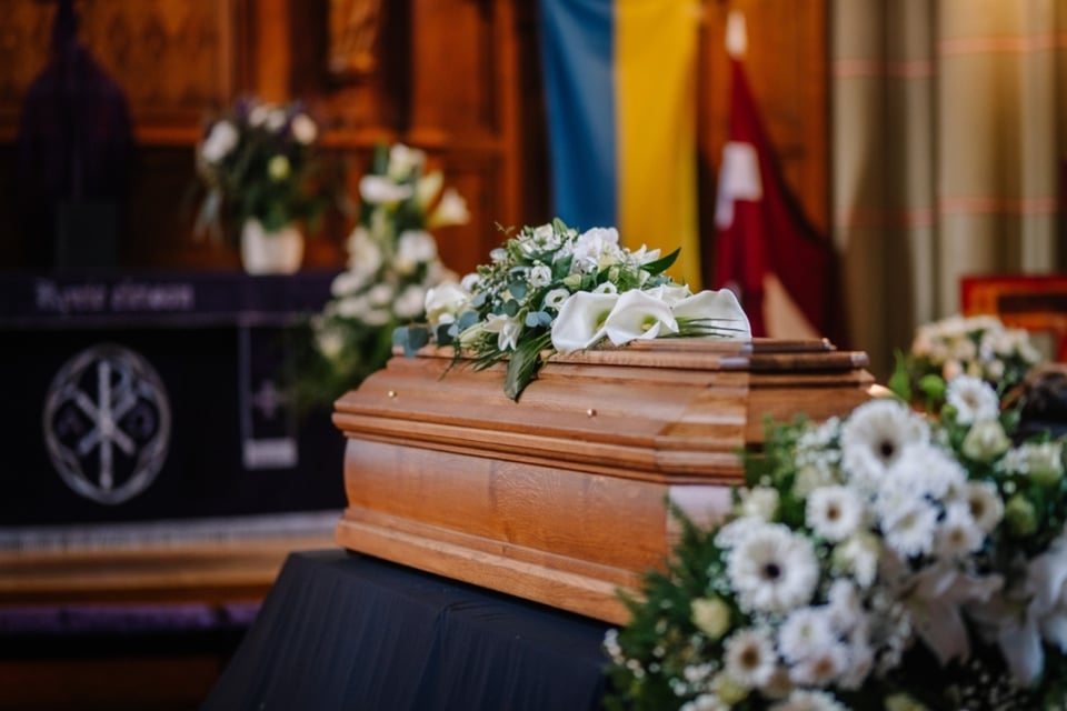 ataúd, funeral, muerte, flores en ataúd, MundoNow