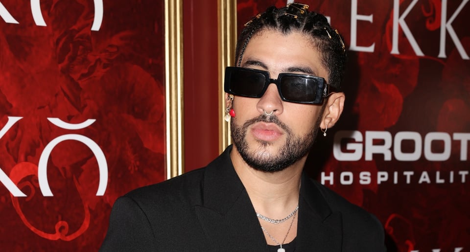 Le chocan auto a Bad Bunny en la inauguración de su restaurante