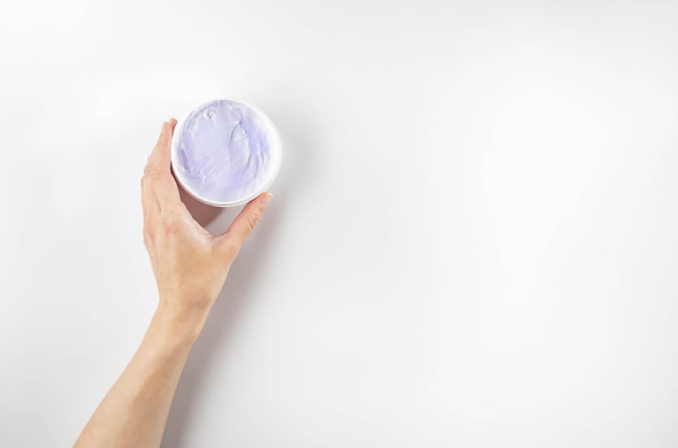 Mujer, manos, crema hidratante, belleza, MundoNOW