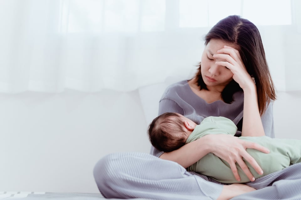Mujer cansada cargando a bebé, MundoNow