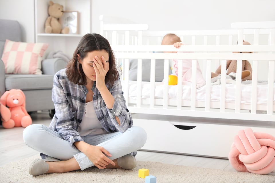 Mujer con depresión post parto, bebé en la cuna, MundoNow
