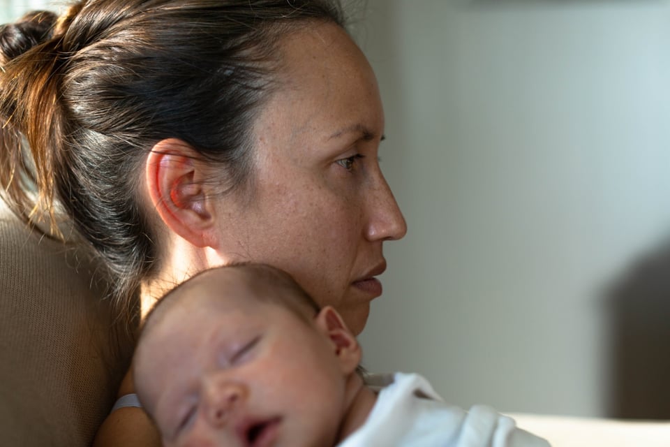 Bebé durmiendo, mujer cansada, MundoNow