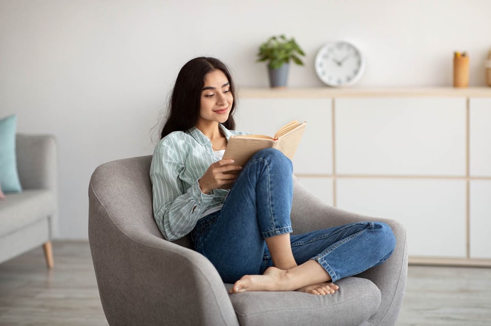 relajación, hogar limpio, lectura, mujer leyendo, sala
