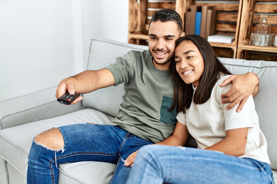 ver televisión, pareja, streaming, control remoto, MundoNOW, cómo ver películas gratis