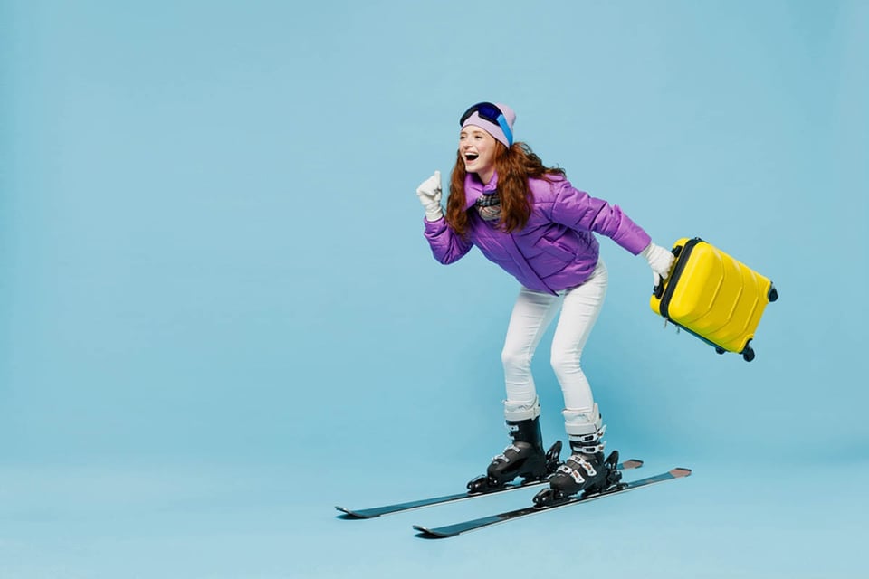 vacaciones, invierno, mujer, esquís, equipaje