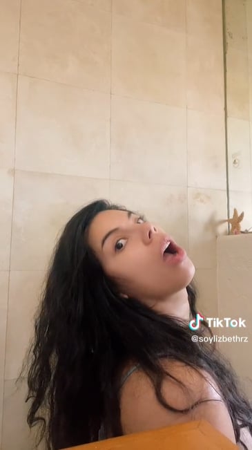 Lizbeth presumía sus largas uñas postizas