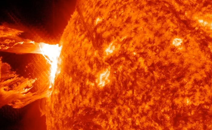 A horas del día de brujas, la NASA capta ¿algo macabro? en el sol