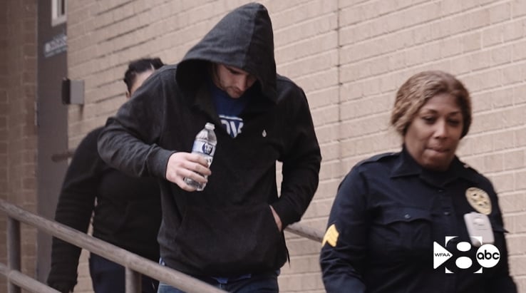 Autoridades informaron: "Bennett fue detenido, transportado al Centro de Detención de la Ciudad y acusado"