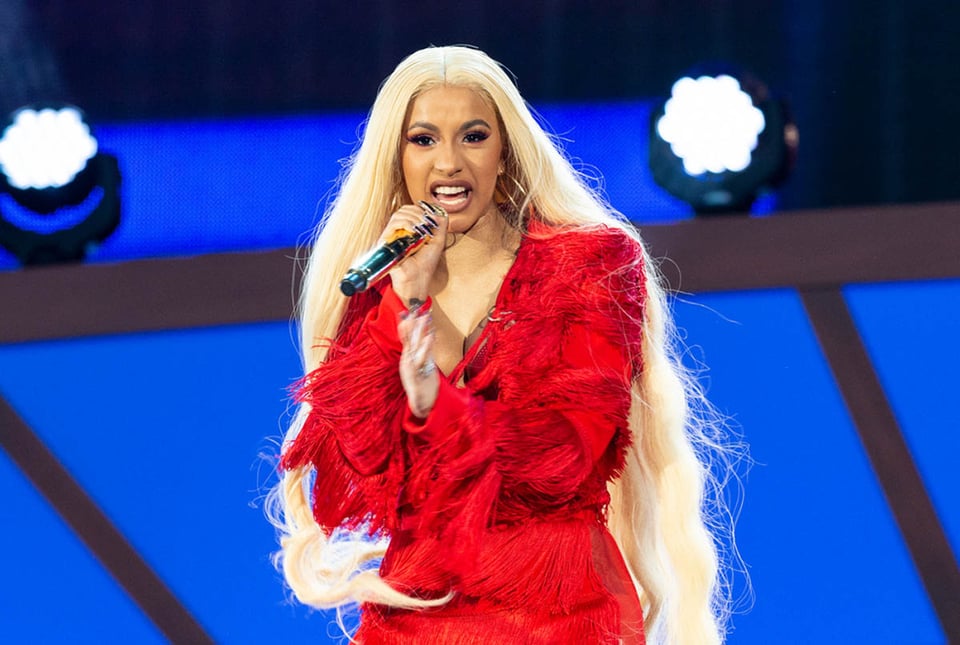 Las controversias de Cardi B, Cardi B se presenta en el escenario, concierto, Nueva York, cantante
