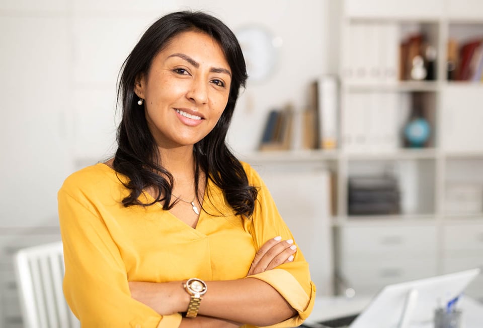 Mujer latinoamericana de pie, hormonas y cáncer de mama, hormonas femeninas, cáncer, independiente