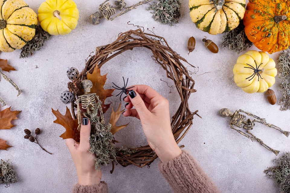 DIY Halloween decorations, wreath, skeleton, hand-made
