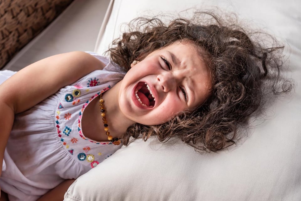 crianza de los hijos, niños pequeños, comportamiento, niña, llanto